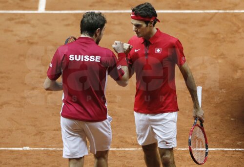 Federer și Wawrinka felicitîndu-se pentru victorie // Foto: Reuters