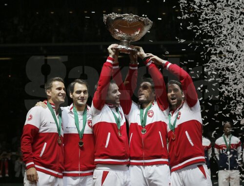 Elveţienii ridică trofeul Cupei Davis // Foto: Reuters