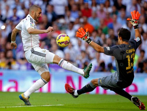 Benzema îl depăşeşte pe Bravo, portarul Barcelonei // Foto: Guliver/GettyImages