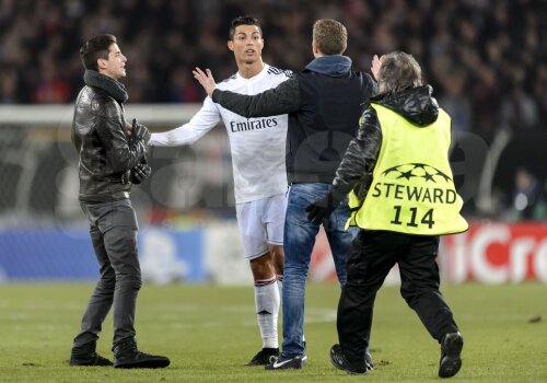 Ronaldo se uită îngrijorat spre suporterii pătrunși foarte aproape de el la Basel // Foto: Reuters