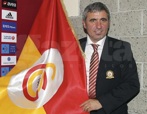 Gică Hagi şi steagul Galatei, una dintre echipele sale de suflet // Foto: Reuters