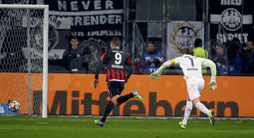 Weidenfeller, omul-gafă la Dortmund, aleargă disperat, dar nu poate împiedica golul 2 al lui Frankfurt // Foto: Reuters
