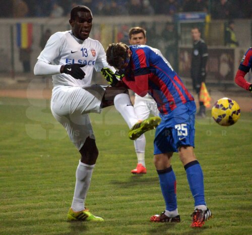 Rusescu, cu mască, într-un moment în care se expune unei noi lovituri Foto: Ionuț Tabultoc