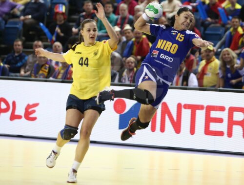 Valentina Ardean Elisei lansată spre poartă în meciul contra Ucrainei, de joi seară