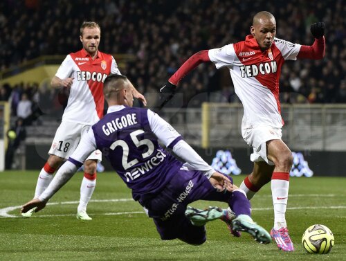 Grigore (stînga) îl faultează în careu pe Fabinho. Penalty pentru Monaco // Foto: MediafaxFoto/AFP