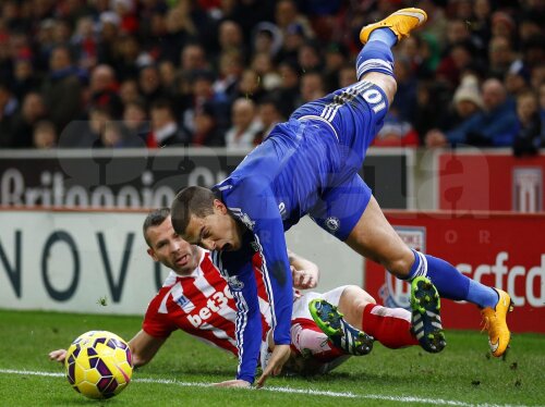 Hazard a scăpat ca prin minune după acest tackling asasin al lui Bardsley, care n-a fost eliminat // Foto: Reuters