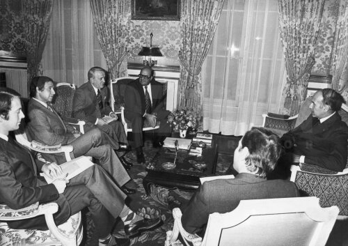 Kovacs (al treilea din stînga), în 1975, la Palatul Elysee, la o întîlnire cu preşedintele Franţei, Giscard d'Estaing //  Foto: Guliver/GettyImages