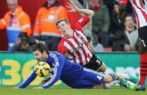 Fabregas (în albastru) cade lovit de Targett // Foto: Guliver/GettyImages