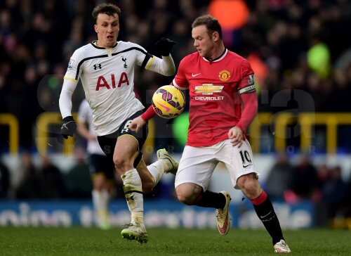 Chiricheș (stînga, în duel cu Rooney) a prins doar 6 meciuri în acest sezon la Tottenham, mai mult ca fundaș dreapta // Foto: Guliver/GettyImages