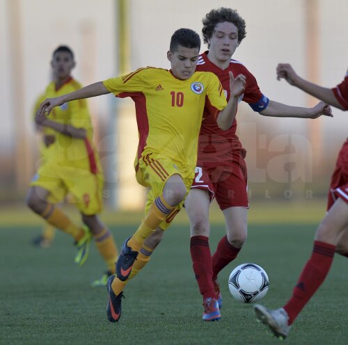 Ianis, la balon, într-un meci al reprezentativei Under 17 a României