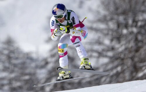Lindsey Vonn, ieri, la Cortina, alunecînd către victoria cu numărul 63 din Cupa Mondială
