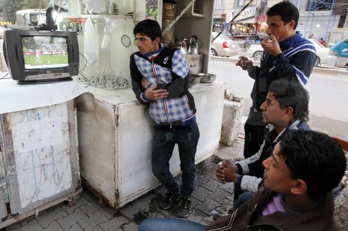 În zonele controlate de Statul Islamic, îţi rişti viaţa şi dacă vezi un meci de fotbal // Foto: Reuters