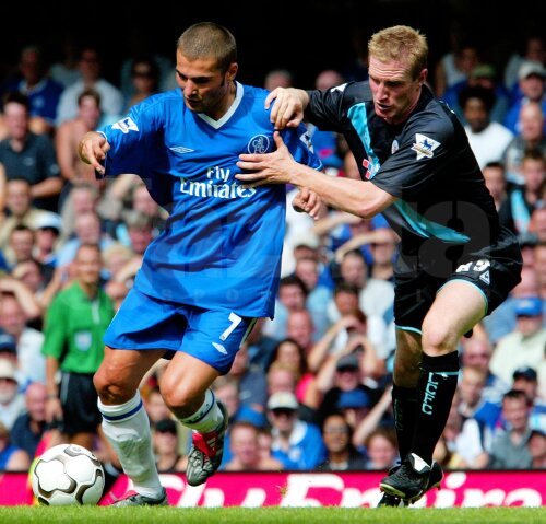 Mutu, în toamna lui 2003, într-un meci de Premier al lui Chelsea, cu Leicester // Foto: Reuters