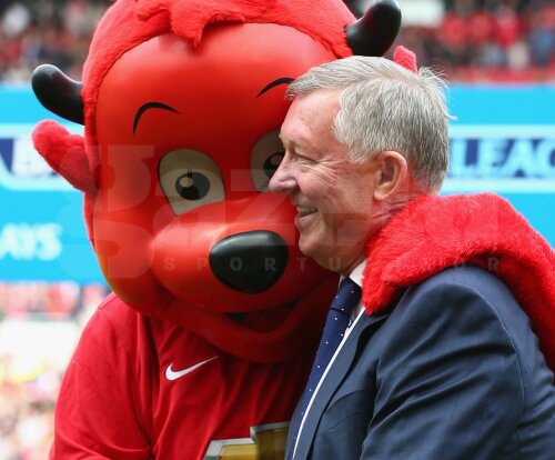 Ferguson, aici împreună cu mascota lui United, e la fel de prețios pentru club ca și în perioada cînd se afla pe bancă