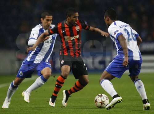 Douglas Costa (în centru) a dat 35 de goluri și 38 de assisturi în 186 de meciuri la Șahtior // Foto: Reuters