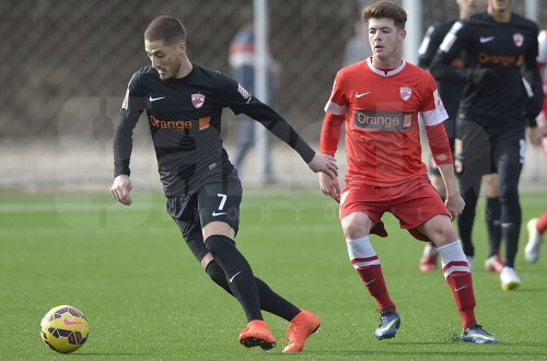 Grozav trage tare pentru a se pune la punct cu pregătirea fizică