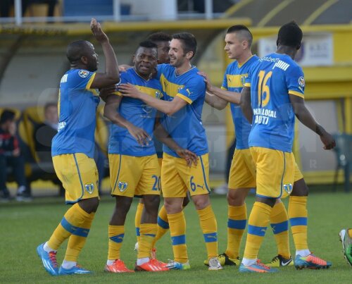 Priso, al doilea din stînga