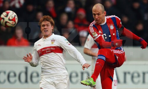 Sakai nu poate decît să privească la execuția lui Robben (dreapta). Va fi 1-0 pentru Bayern