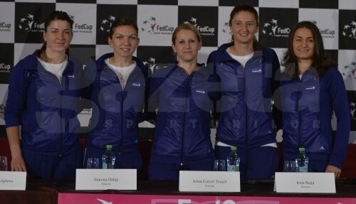 Alexandra Dulgheru, Simona Halep, Irina Begu şi Monica Niculescu, încadrînd-o pe Alina Tecşor, privesc încrezătoare spre etapa următoare din Cupa Fed // Foto: Cristi Preda