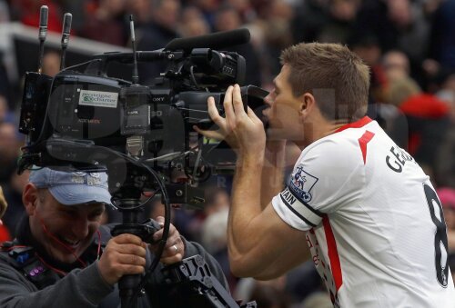 Steven Gerrard, căpitanul actual al lui Liverpool, sărută o cameră TV după un gol. El va pleca în vară la LA Galaxy // Foto: Reuters