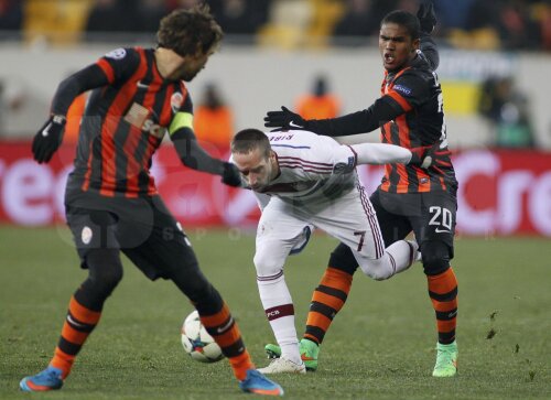 Douglas Costa (dreapta, faultîndu-l din spate pe Ribery) putea fi şi el eliminat în minutul 58, cînd l-a lovit cu mîna peste faţă pe francez // Foto: Reuters