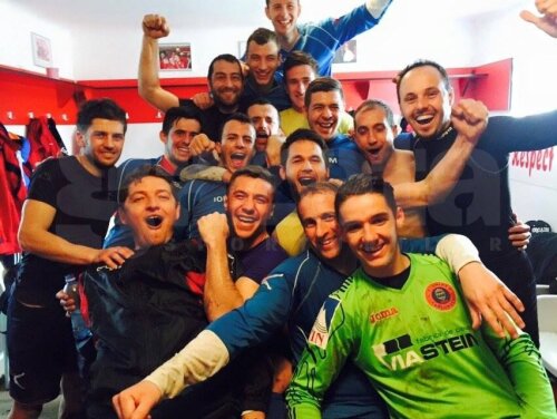 Fotbaliştii Unirii au fost euforici la vestiare după victoria de excepţie // Foto: Facebook