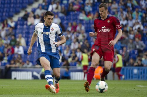 Secvenţă din Espanyol - Osasuna (1-1, pe 11 mai 2014): David Lopez, mijlocaşul catalanilor (stînga), pasează nestingherit de Oriol Riera