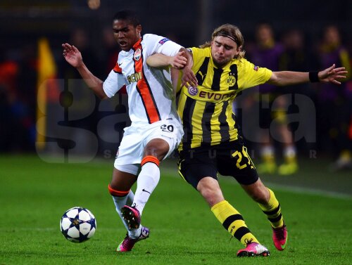 Douglas Costa (stînga), controlînd mingea în faţa lui Schmelzer, în 