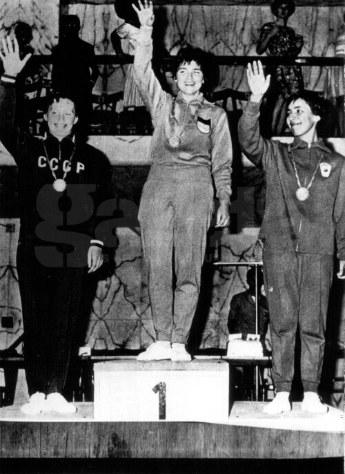 Maria Vicol, în dreapta, pe treapta de bronz la floretă individual la JO de la Roma 1960, alături de Valentina Rastvorova (URSS, prima din stînga, argint) şi Heidi Schmid (Ger, centru, aur) // Foto: Gazeta Sporturilor