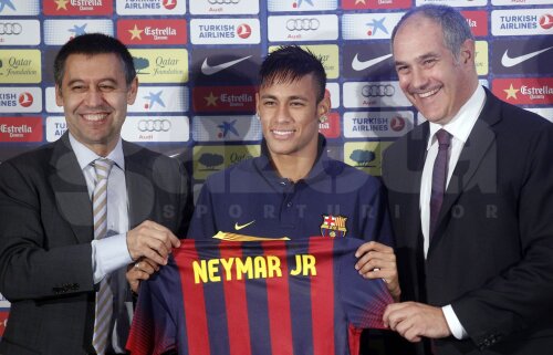 Preşedintele Bartomeu (stînga), fericit la prezentarea lui Neymar. Între timp, zîmbetul i-a dispărut // Foto: Reuters