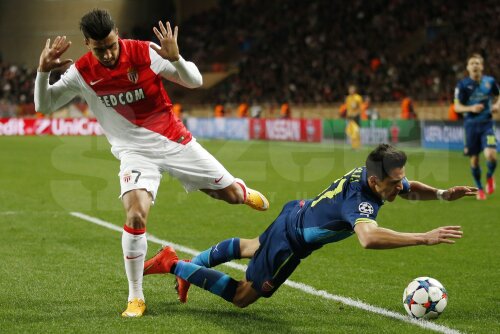 Acesta este Arsenal 2015, cu Alexis Sanchez plonjînd şi încercînd să păcălească arbitrul la duelul cu Dirar. N-a primit nimic // Foto: Reuters