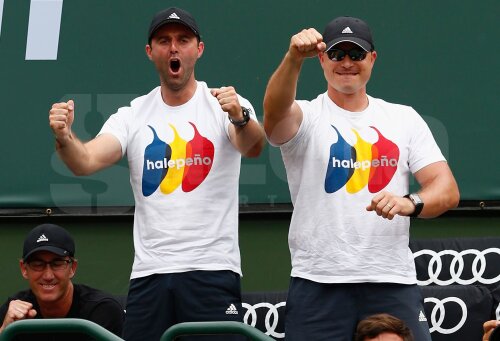 Victor Ioniţă şi Teo Cercel, preparatorul fizic, alături de Darren Cahill, primul din stînga, se bucură pentru o reuşită a româncei // Foto: Guliver/GettyImages