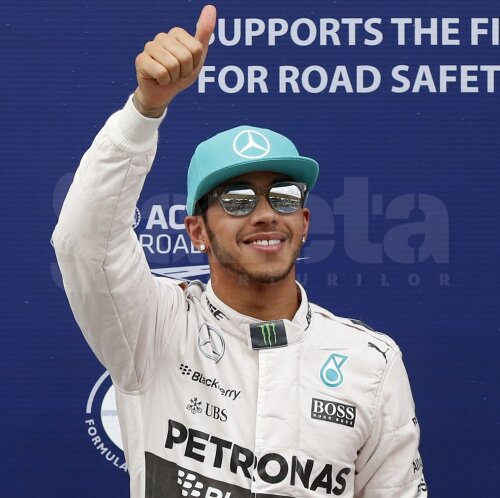 Lewis Hamilton sărbătoreşte al doilea pole-position consecutiv din acest sezon // Foto: Reuters