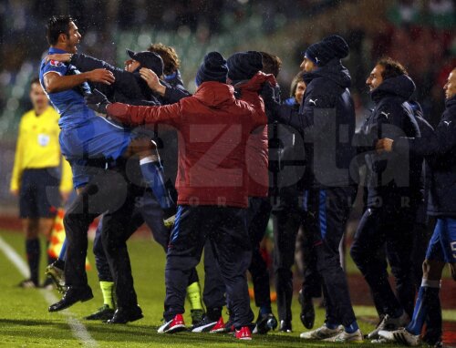Eder îi sare în braţe lui Conte după golul din minutul 84 // Foto: Reuters