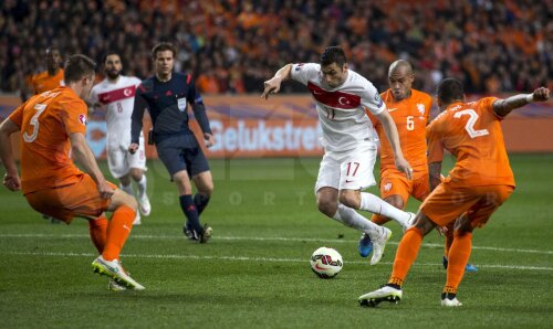 Trei olandezi, De Vrij, De Jong şi Van der Wiel (de la stînga la dreapta), păcăliţi de Burak Yilmaz la golul Turciei // Foto: Reuters