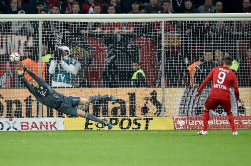 Neuer respinge șutul lui Drmici și-i deschide lui Bayern drumul spre semifinala cu Dortmund