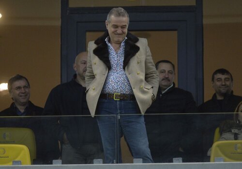 Becali a zîmbit cînd a fost aplaudat de spectatori