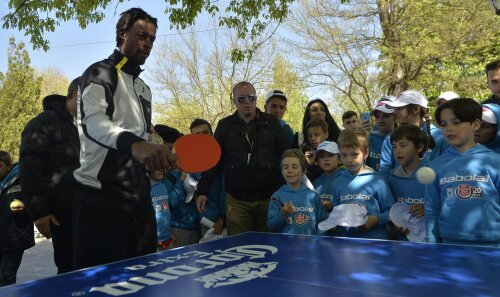 Gael Monfils și-a demonstrat abilitățile și la masa de ping-pong // Foto: Raed Krishan