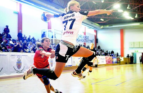 Ada Nechita, extremă dreapta, a cîștigat Cupa României cu HCM Baia Mare în ultimii doi ani Foto: Raed Krishan