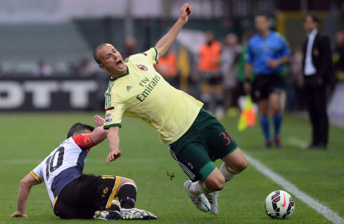 Suferință, la propriu! Milanezul Antonelli, faultat de veteranul lui Udinese, Di Natale // Foto:
Guliver/GettyImages