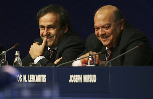 Lefkaritis (dreapta, alături de Platini), amicul lui Mircea Sandu, a și recunoscut că a luat bani de la qatarieni: 