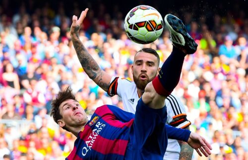 Messi zboară peste tot ce înseamnă Spania într-o foarfecă de extraterestru // Foto: Guliver/GettyImages
