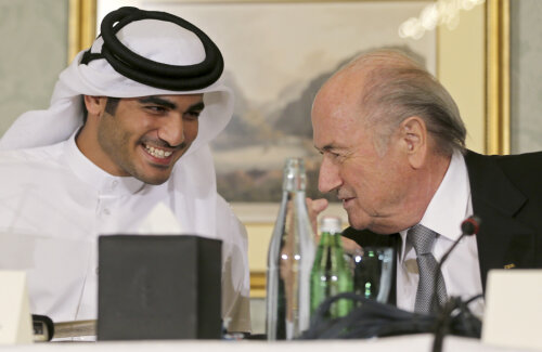 O treabă bine făcută! Bossul FIFA, Sepp Blatter, și șeful Candidaturii Qatarului, Ahmed al-Thani, își zîmbesc cu subînțeles