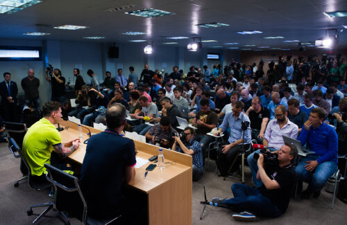 O mare de ziarişti la conferinţa de ieri a lui Messi // Foto: Reuters