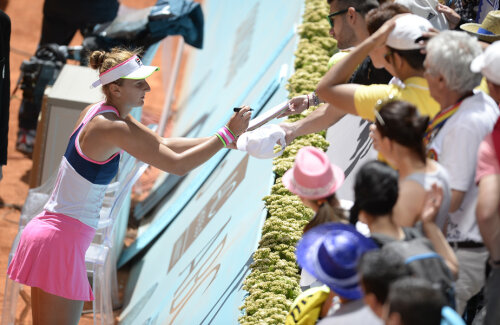 La final, Irina a dat autografe