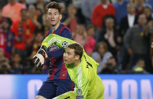 Messi priveşte încîntat mingea. Neuer o blesteamă. Amîndoi ştiu că balonul buclucaş va scutura plasa