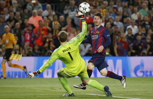 Messi ciupeşte mingea cu dreptul peste Neuer. Nici cel mai bun portar din lume nu are soluţie // Foto: Reuters