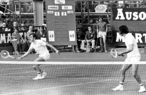 Ilie Năstase și Ion Țiriac în timpul unui meci de Cupa Davis