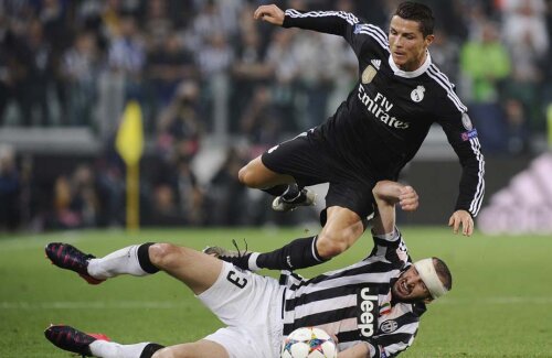 Torinezul Chiellini, aici într-un tackling extrem de agresiv la Ronaldo, s-a bătut ca un leu în prima manșă // Foto: Reuters