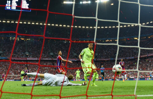 Neuer e la pămînt, Neymar e sus şi mingea în plasă. 1-1, Barca nu mai putea rata finala // Foto: Guliver/GettyImages